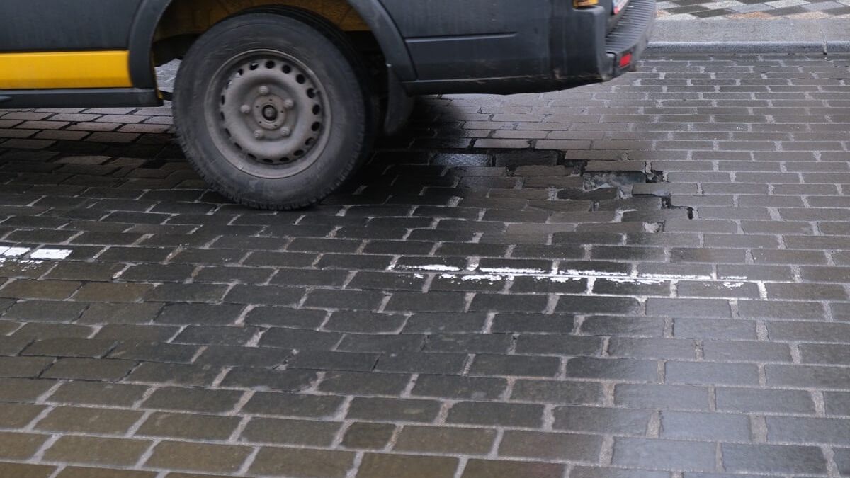 Zapadnięta nawierzchnia jezdni na ul. Królewskiej w Lublinie