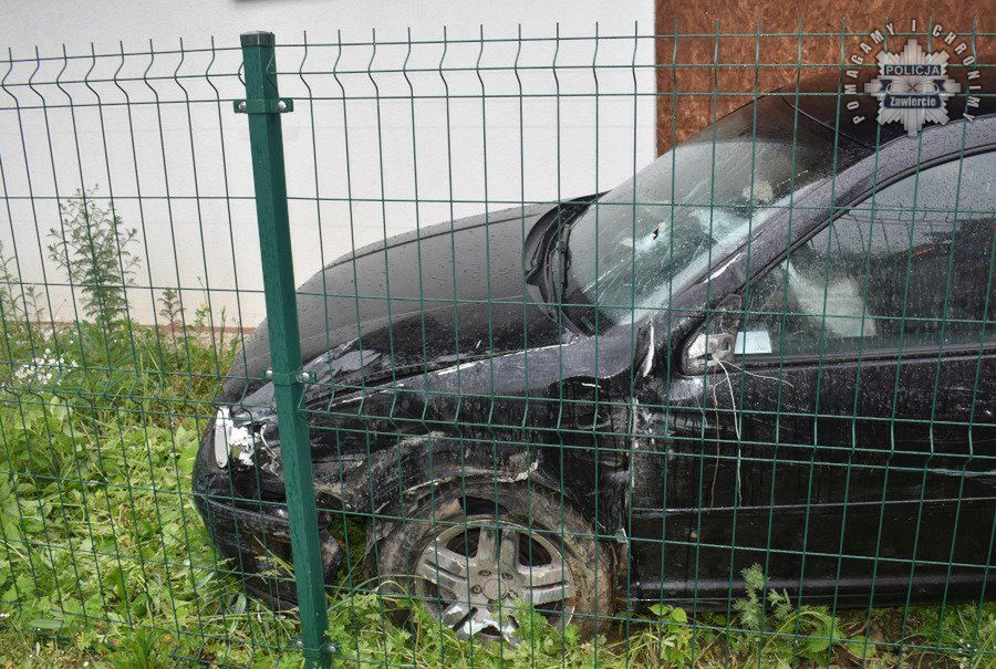 Fot. Licencjodawca.  Pijany kierowca osobówki doprowadził do zderzenia z autobusem przewożącym dzieci