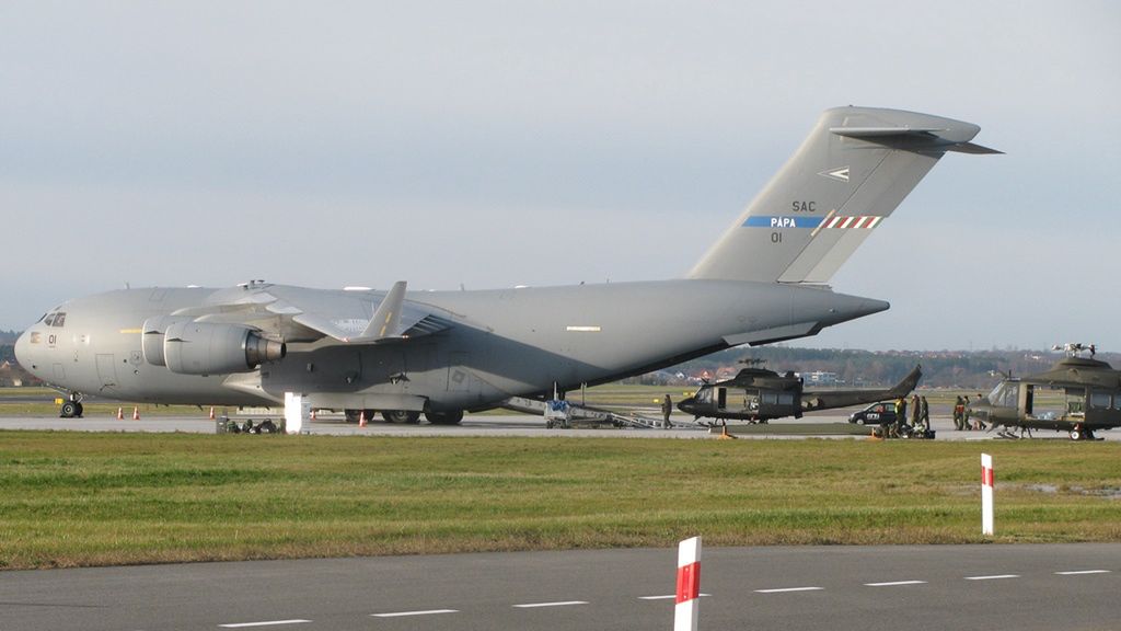Załadunek śmigłowców do C-17 należącego do NATO