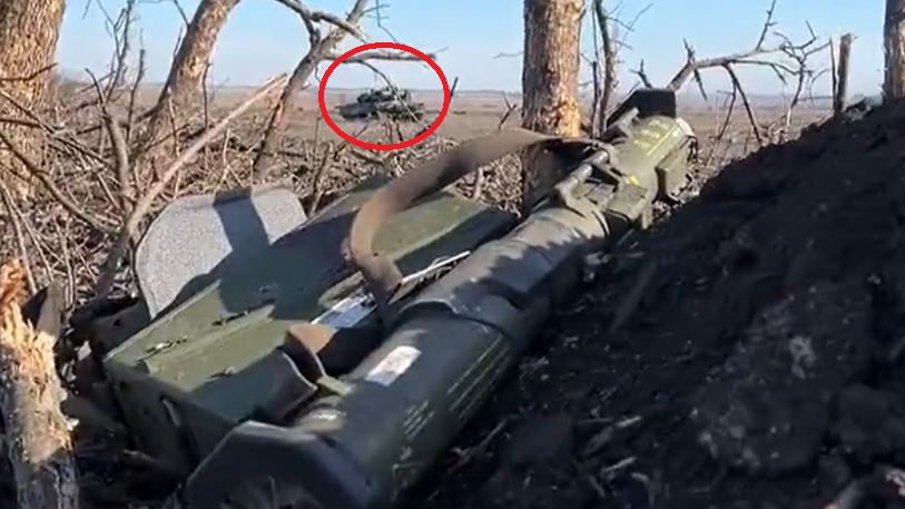Rosyjski T-80BW zniszczony tuż przed ukraińskim okopem.