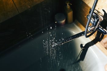 Gaszą światło i wchodzą pod prysznic. "Dark showering" to nowy hit