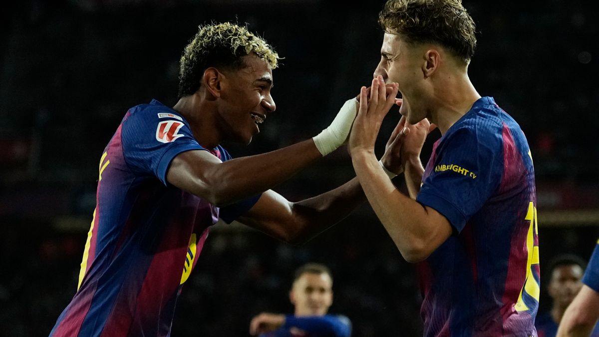 PAP/EPA / Enric Fontcuberta / FC Barcelona zagra w Lidze Mistrzów z Club Brugge. Na zdjęciu Lamine Yamal i Fermin Lopez