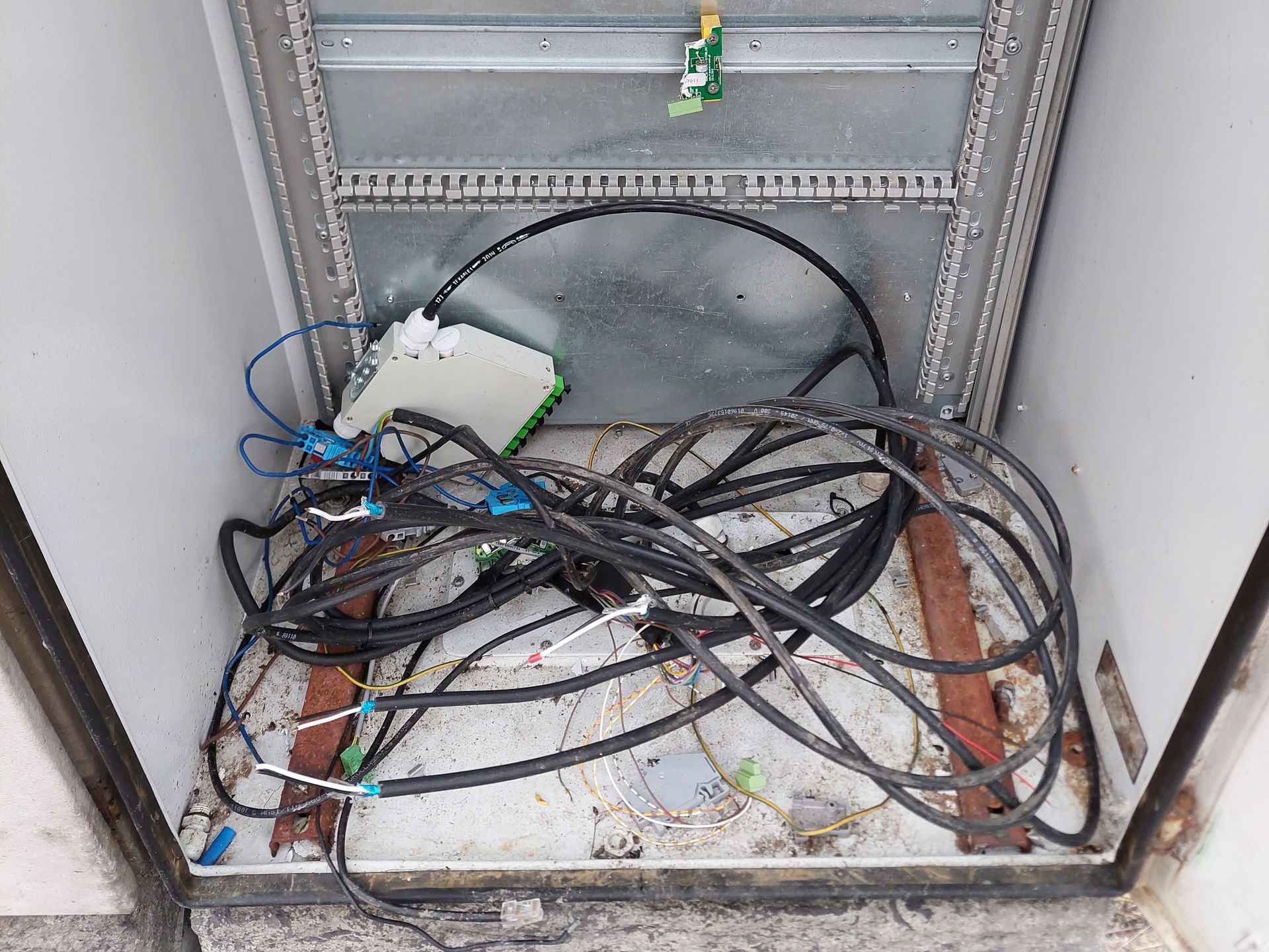 Zniszczona przez złodziei infrastruktura autostrady A1