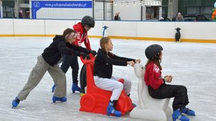 Stalowa Wola: Otwarcie lodowiska. Inauguracja sezonu była atrakcyjna