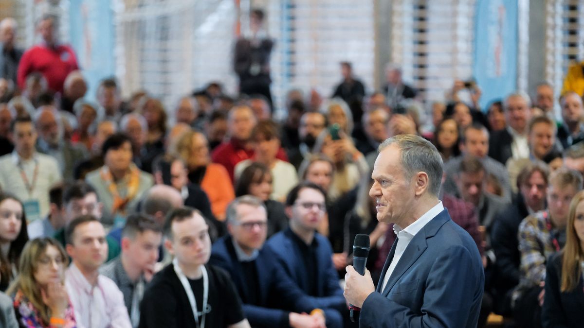 Warszawa, 10.12.2022. Przewodniczący Platformy Obywatelskiej Donald Tusk (C) przemawia na finałowej edycji wydarzenia z cyklu "Meet Up: Nowa Generacja Platformy Obywatelskiej�, 10 bm. w Szkole Podstawowej nr 400 w Warszawie. (aldg) PAP/Mateusz Marek