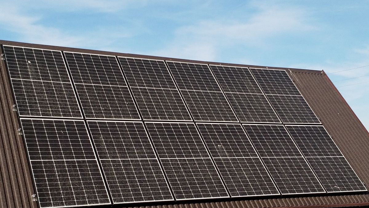 Panele fotowoltaiczne na dachu. Czym myć moduły fotowoltaiczne?