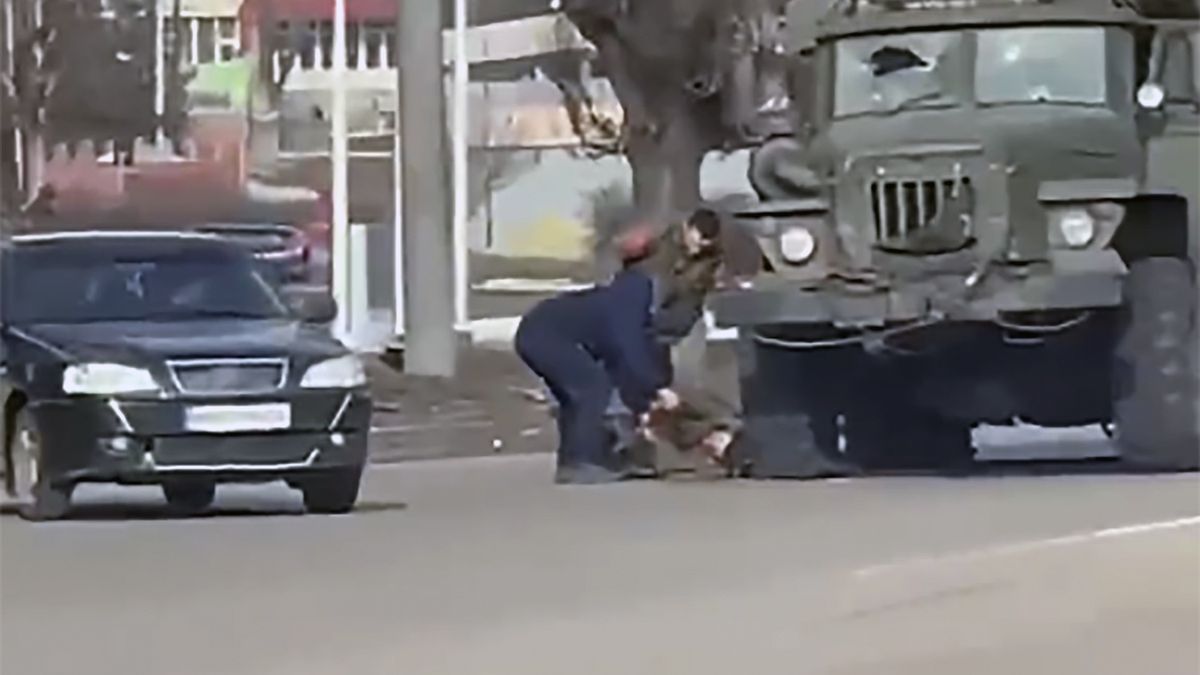 Do rannych rosyjskich żołnierzy podeszli okoliczni mieszkańcy