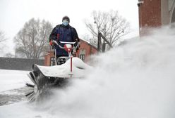 Warszawa. Władze Wawra ograniczają używanie soli przy odśnieżaniu