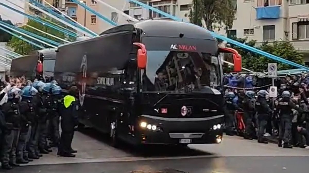 Autokar AC Milanu pod Stadio Diego Armando Maradona