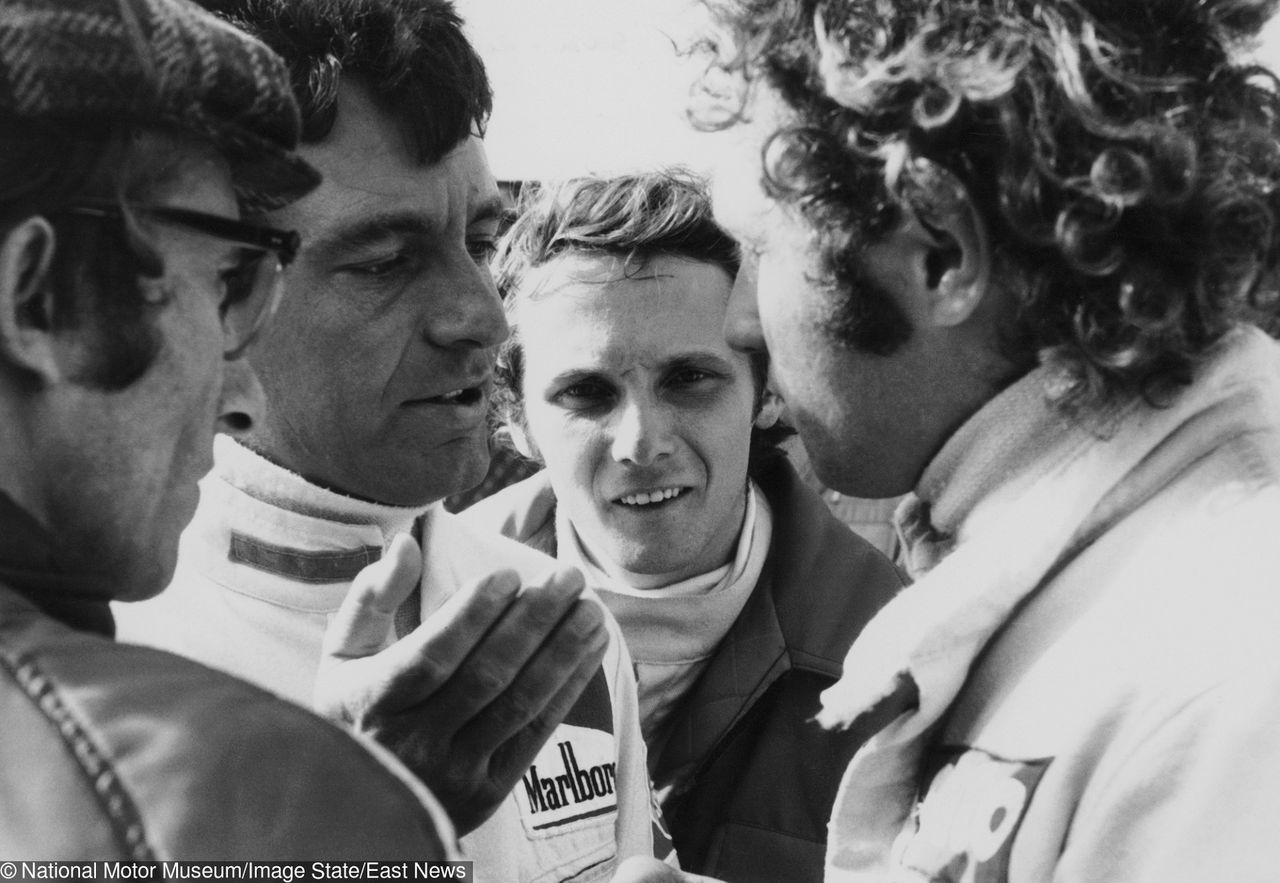 Niki Lauda z członkami Scuderii Ferrari (fot. National Motor Museum/Image State/East News)