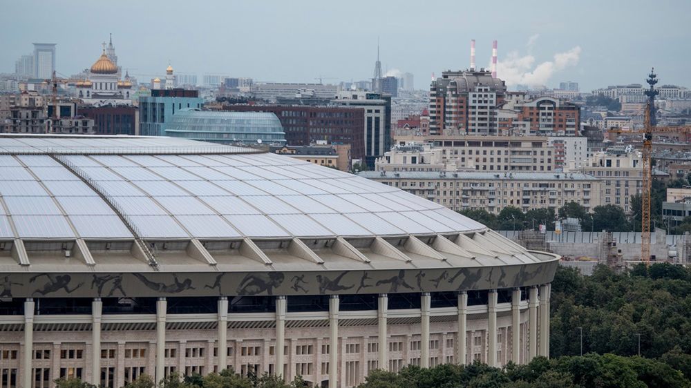 widok na Moskwę, na pierwszym planie stadion Łużniki