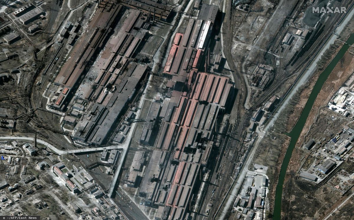 Wojna w Ukrainie - zdjęcia satelitarne zakładów Azowstal
