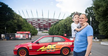 Jego syn uwielbia Zygzaka McQueena. Przebudował więc swoje BMW na jego podobieństwo