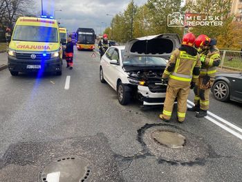 Warszawa: Dwie skody zderzyły się na Bemowie. Trzy osoby pod opieką ratowników