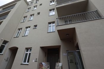 Rośnie liczba mieszkań na rynku wtórnym. Ceny lekko spadają