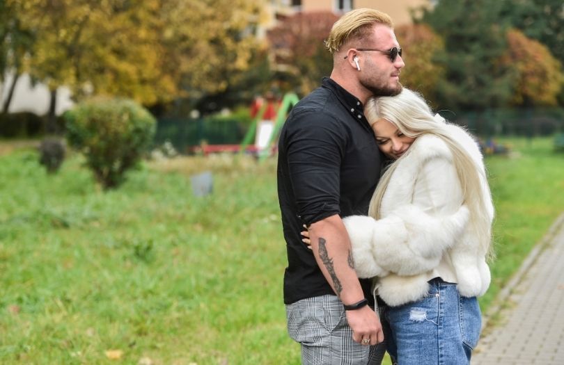 Ewel0na wtula się w nowego chłopaka podczas ustawki z paparazzi