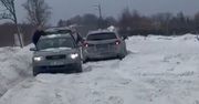 Pokazali nagranie z drogi wojewódzkiej. Samochody stały przez śnieg