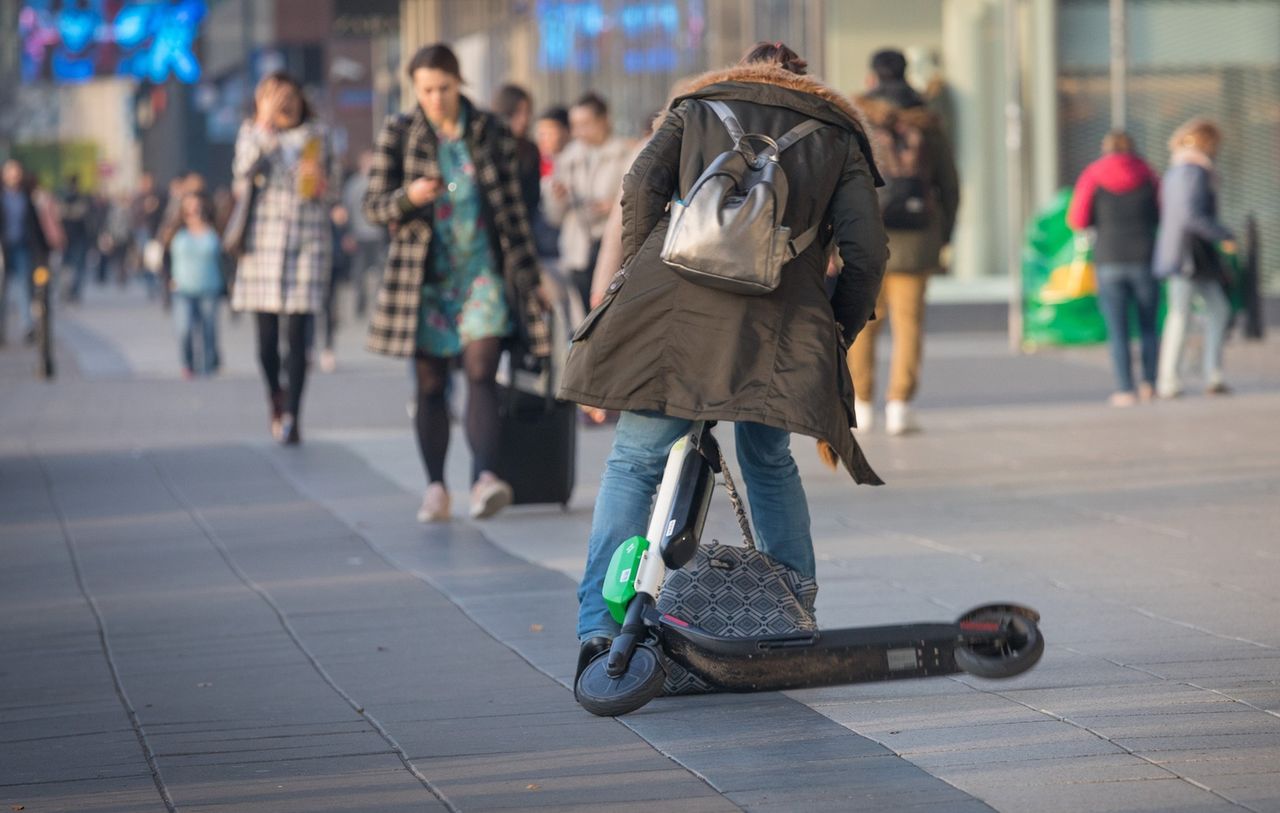 Hulajnoga jak pieszy. Wypadek na chodniku i jazda po alkoholu to nie problem