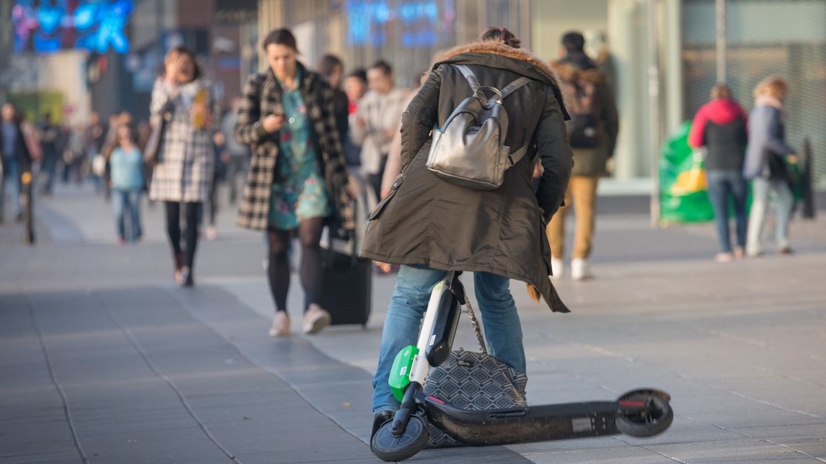 Przepisy traktują użytkowników hulajnóg jak pieszych