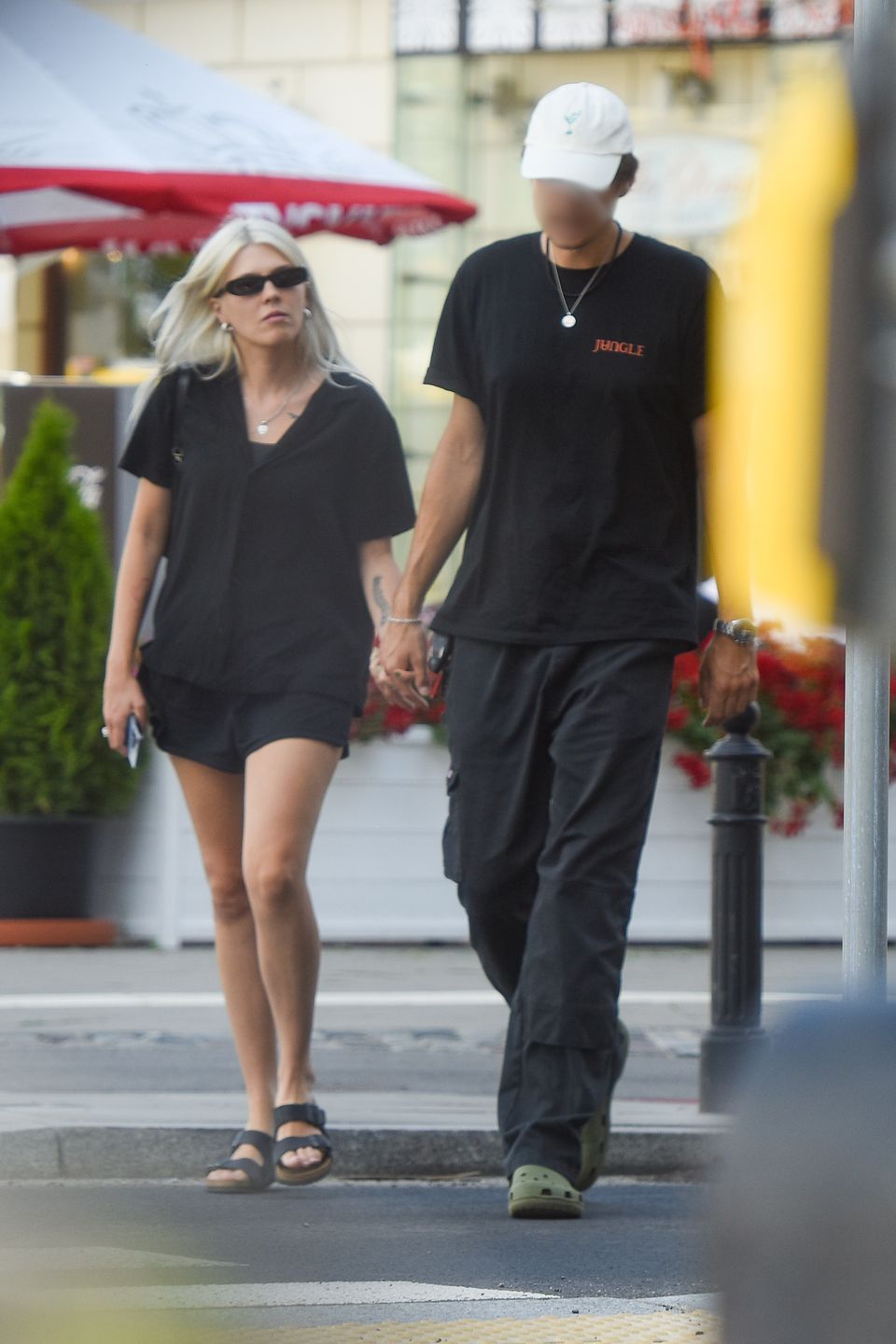 Spacerowali trzymając się za ręce.