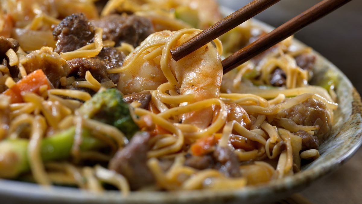 Chow mein to zarówno nazwa makaronu, jak i dania