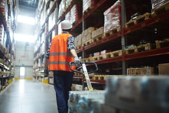 Amazon podnosi wynagrodzenia w polskich centrach logistycznych