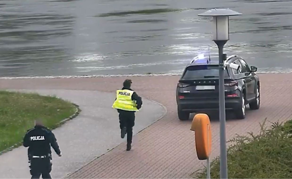 Dramatyczna akcja ratunkowa. Policjant uratował tonącą 16-latkę