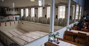 Kraków: Basen Korony Krakowianie mogą oglądać przez szybę w barze. O pływaniu na razie nie ma co marzyć