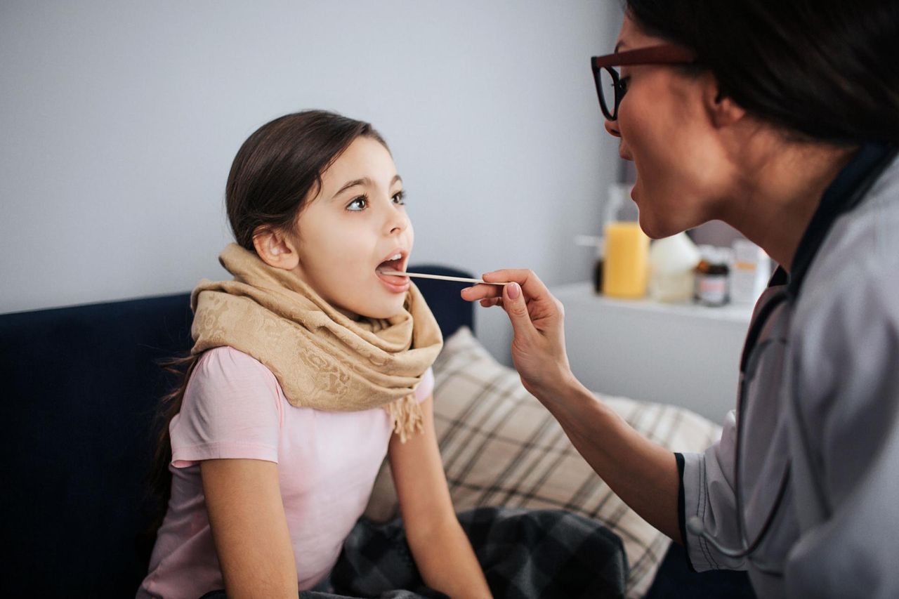 Co podawać dziecku, gdy boli je gardło i nie chce jeść?