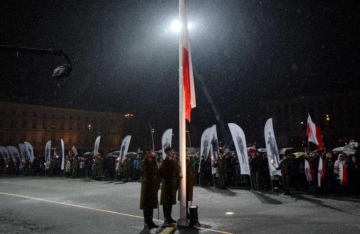 Polska flaga na stałe na pl. Piłsudskiego