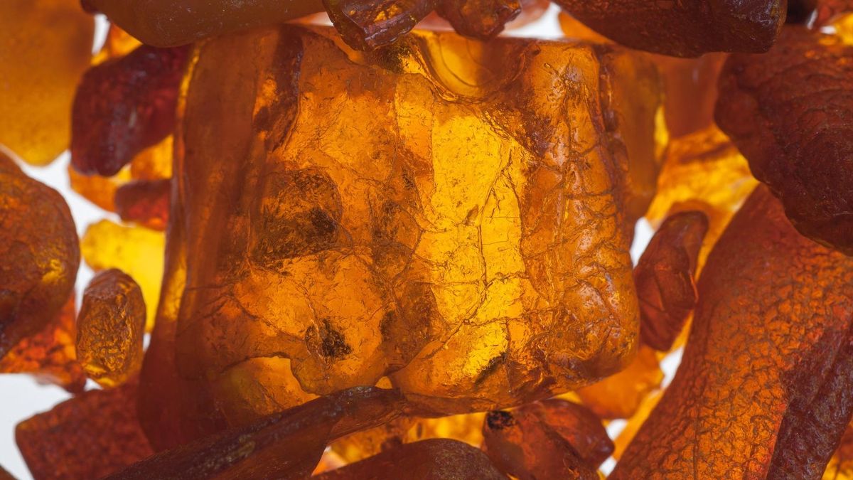 W Chinach bursztyn jest uważany za jeden z siedmiu atrybutów Buddy i zaklętą duszę tygrysa.