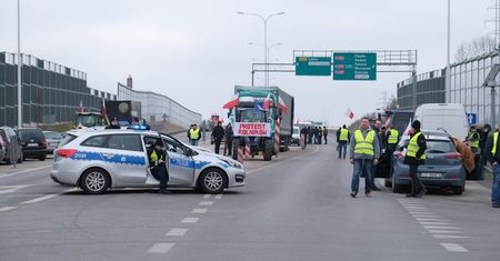 Zignorował wskazania policjanta i ruszył ciężarówką w kierunku strajkujących rolników. Teraz o jego losie zdecyduje sąd