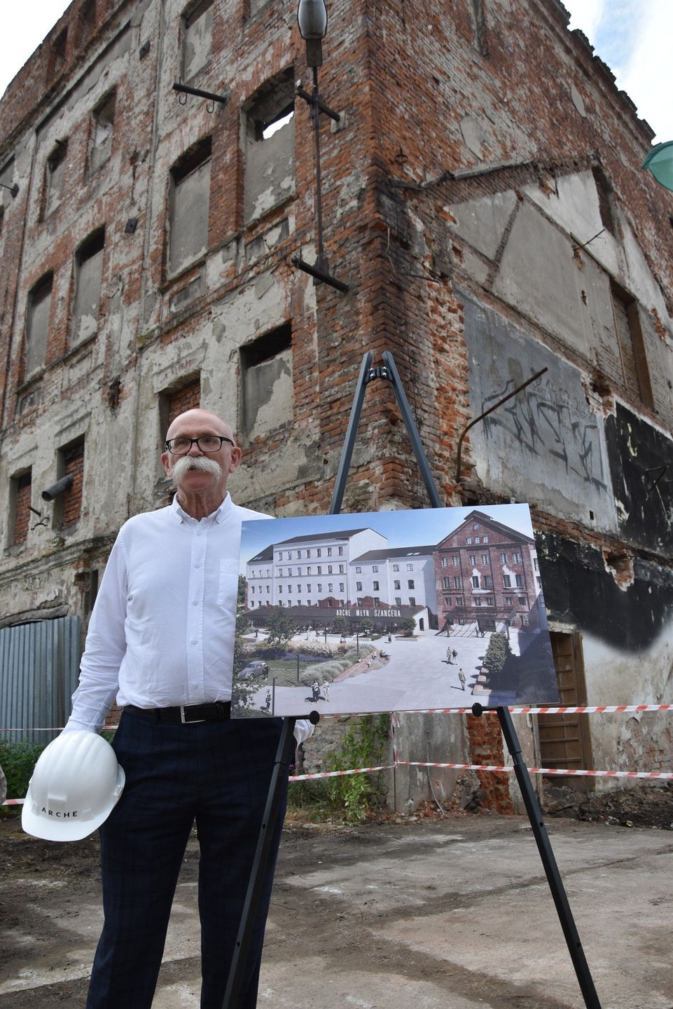 Rozpoczęcie inwestycji na trenie młyna Szancera w Tarnowie. Rewitalizacji zrujnowanego obiektu podjęła się Grupa Arche, która ma ambitne plany dotyczące tego miejsca. Na zdjęciu Władysław Grochowski 