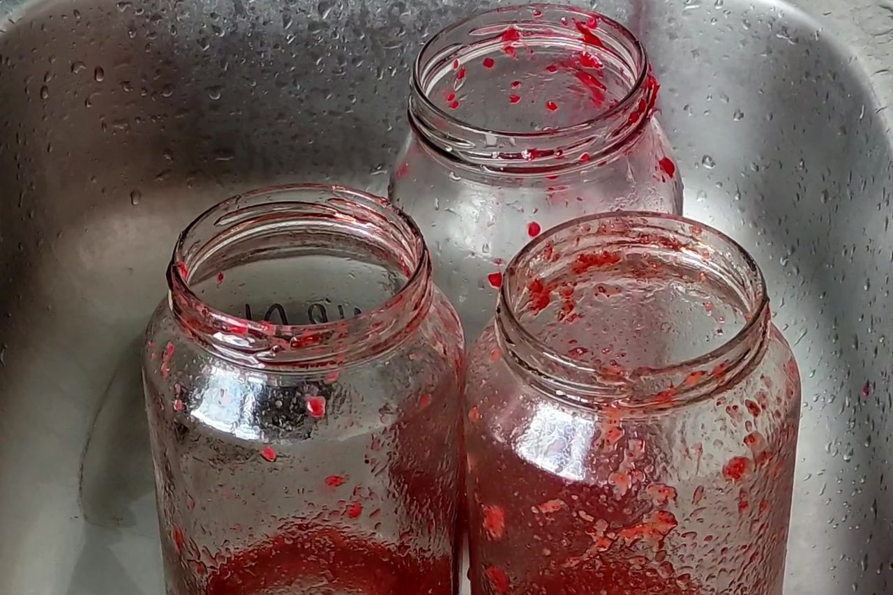 Brudny słoik – gdzie wyrzucić szkło i czy trzeba je myć?