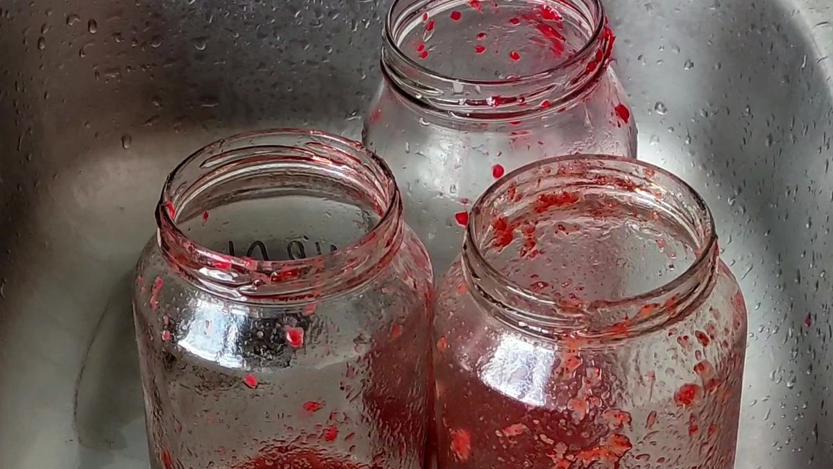 Brudny słoik – gdzie wyrzucić szkło i czy trzeba je myć?