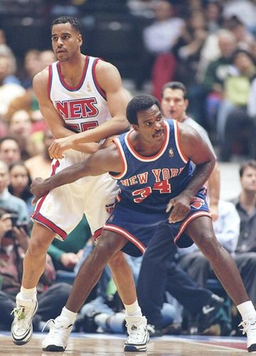 Williams (z lewej) i Oakley podczas meczu Nets z Knicks w 1996 roku (fot Getty Images)