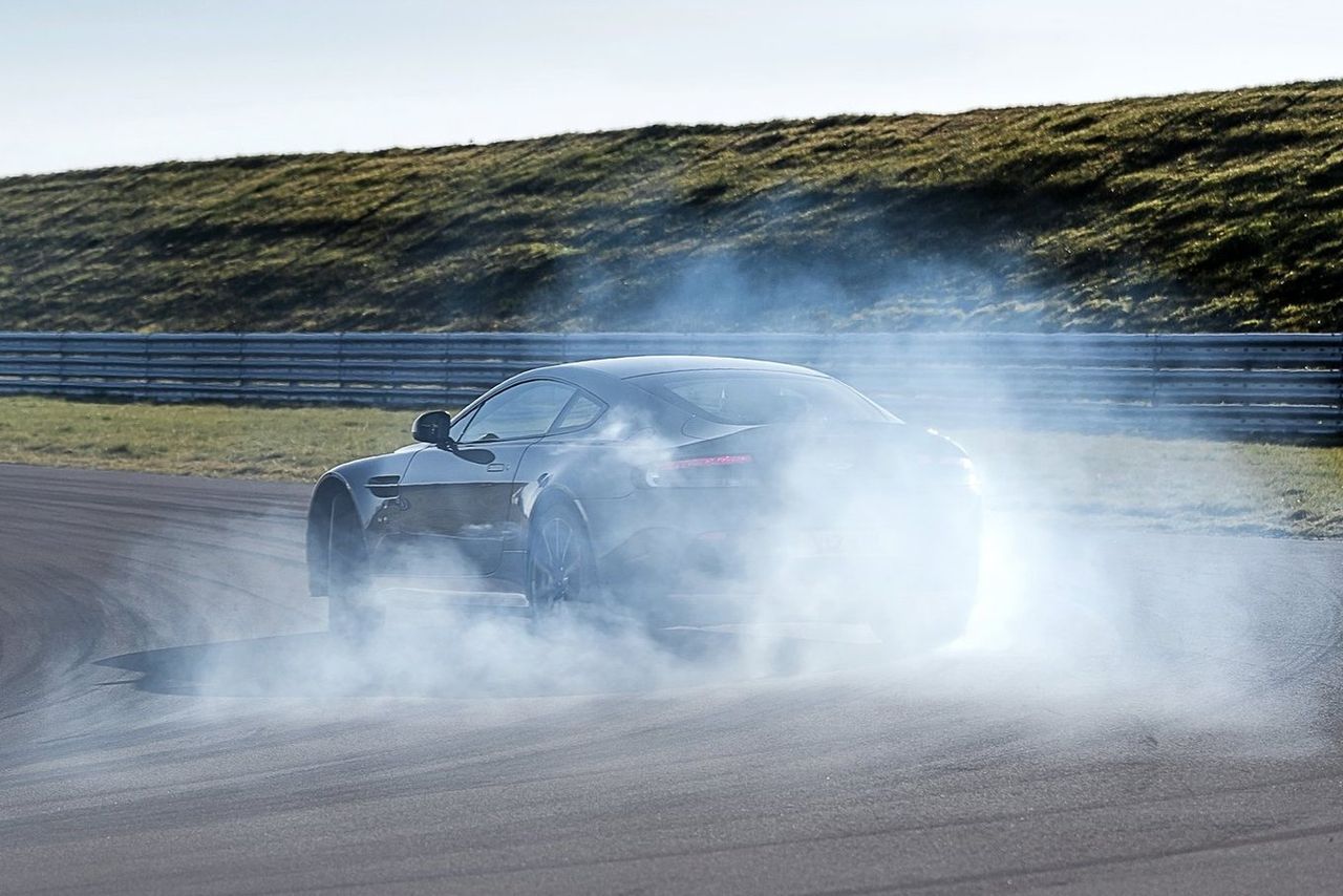 Aston Martin i Ferrari ukarane za nadmierną emisję CO2!