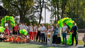 "Jak wyprawa na inną planetę". Nowe boisko zmienia sportową rzeczywistość dzieci