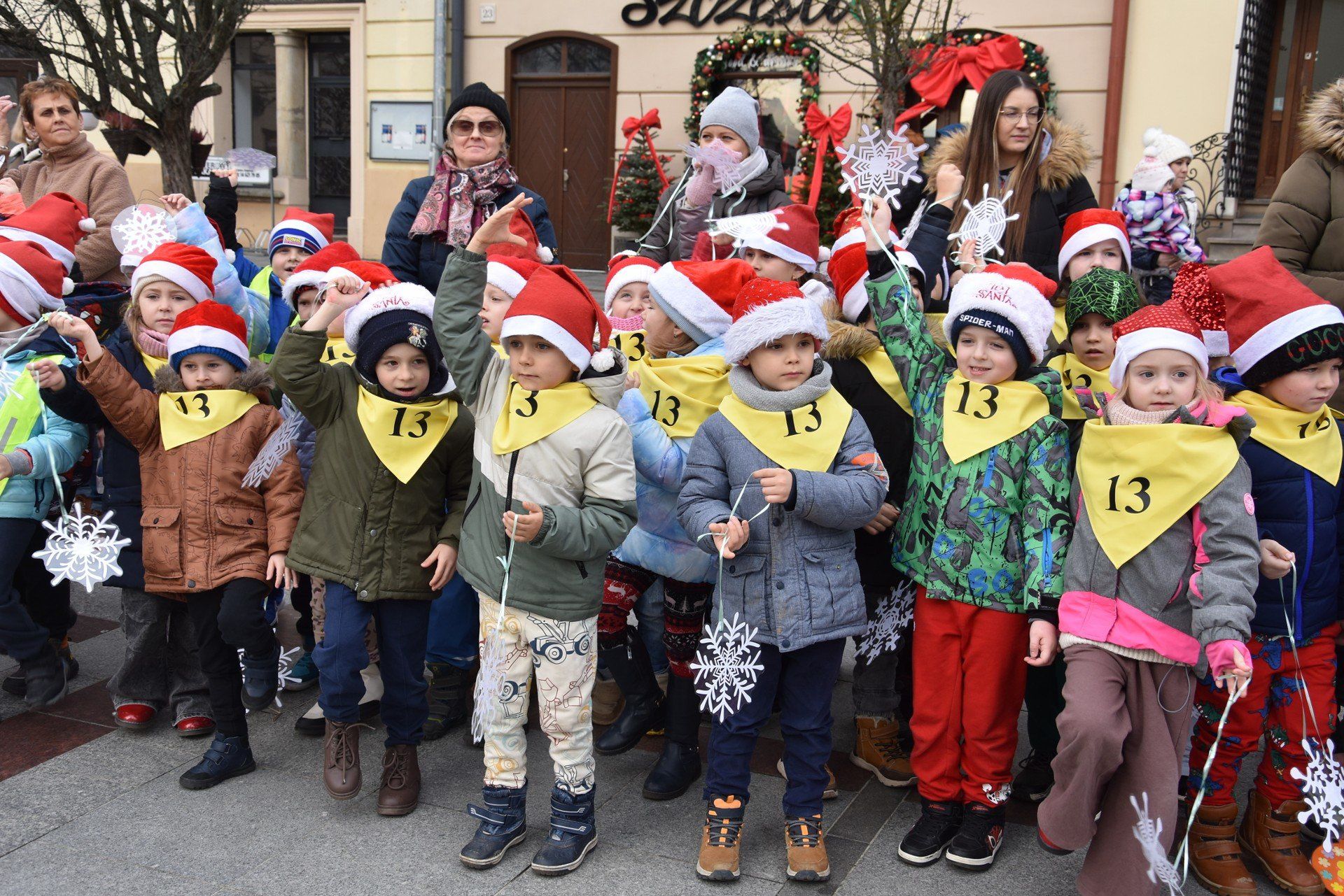 Dzieci z tarnowskich przedszkoli przybyły na Rynek ze śnieżynkami i dobrymi nastrojami