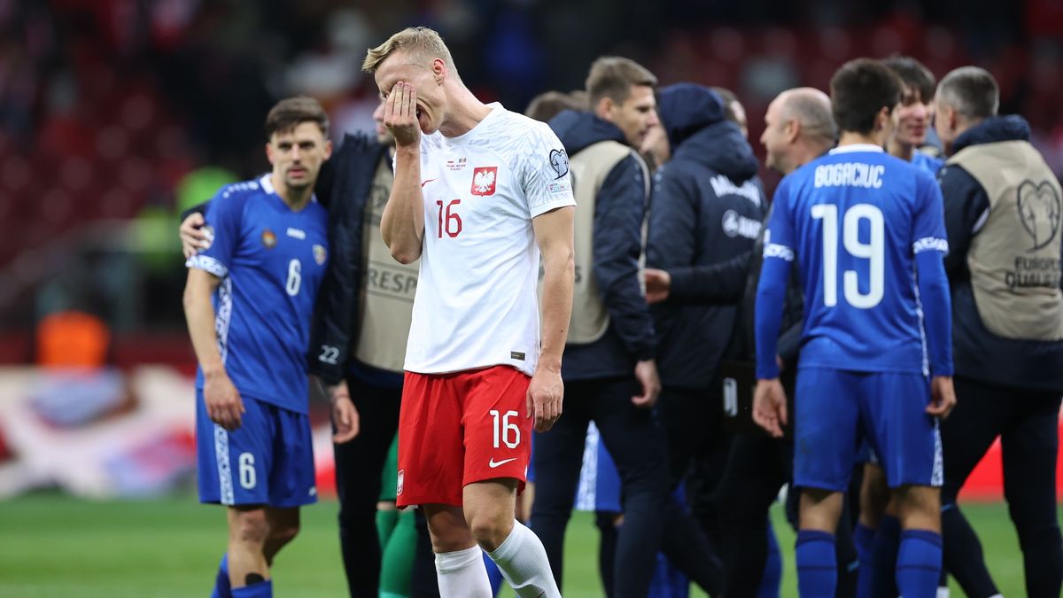 Smutny Adam Buksa (na pierwszym planie) po meczu eliminacyjnym grupy E piłkarskich mistrzostw Europy z Mołdawią