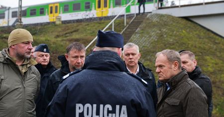 Kierwiński o "dwóch aktach dywersji". Tusk o "wysadzeniu pociągu" [SKRÓT DNIA]