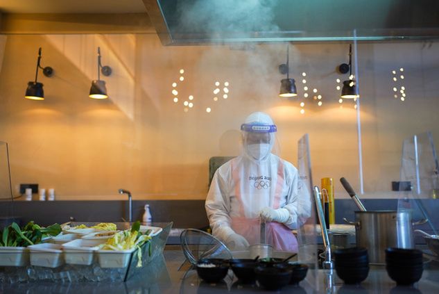 Jeden z kucharzy pracujących w hotelu, który został włączony w tzw. "bańkę olimpijską". Fot. Turar Kazangapov/Anadolu Agency via Getty Images)