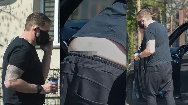 Tomasz Karolak opala pośladki