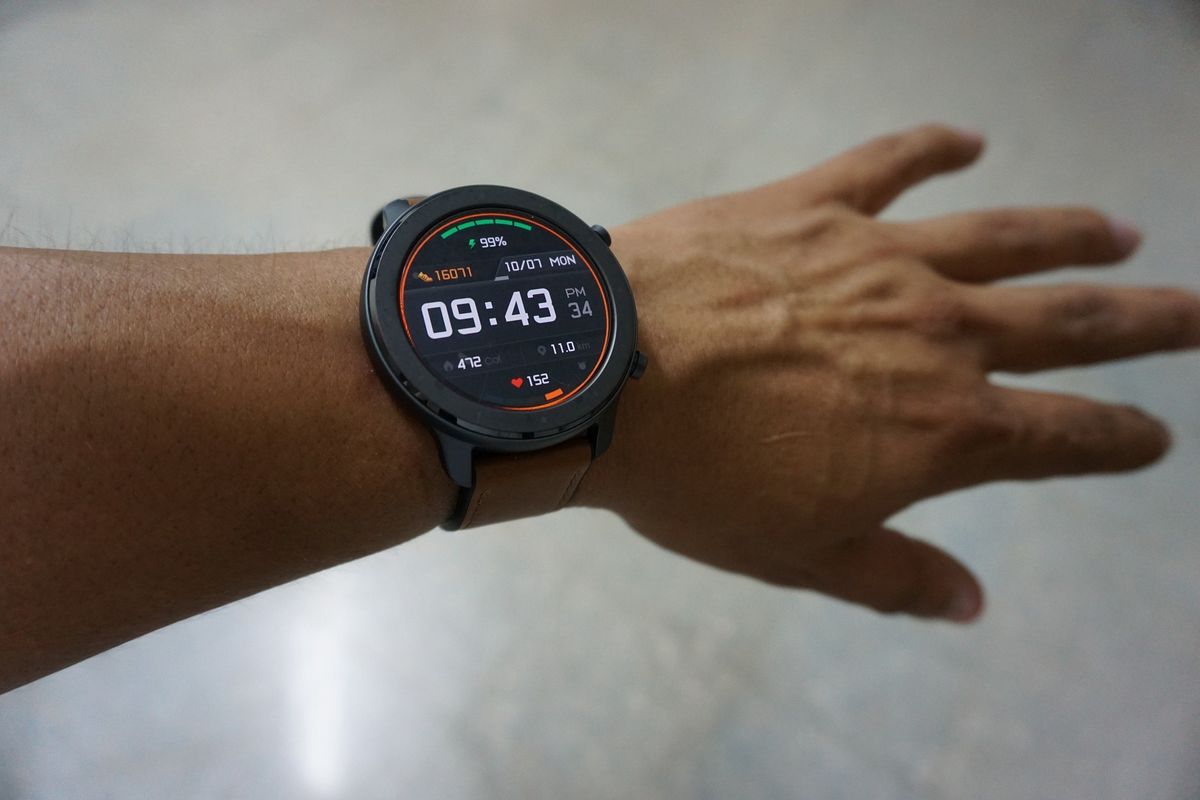 Smartwatch jest duży i funkcjonalny