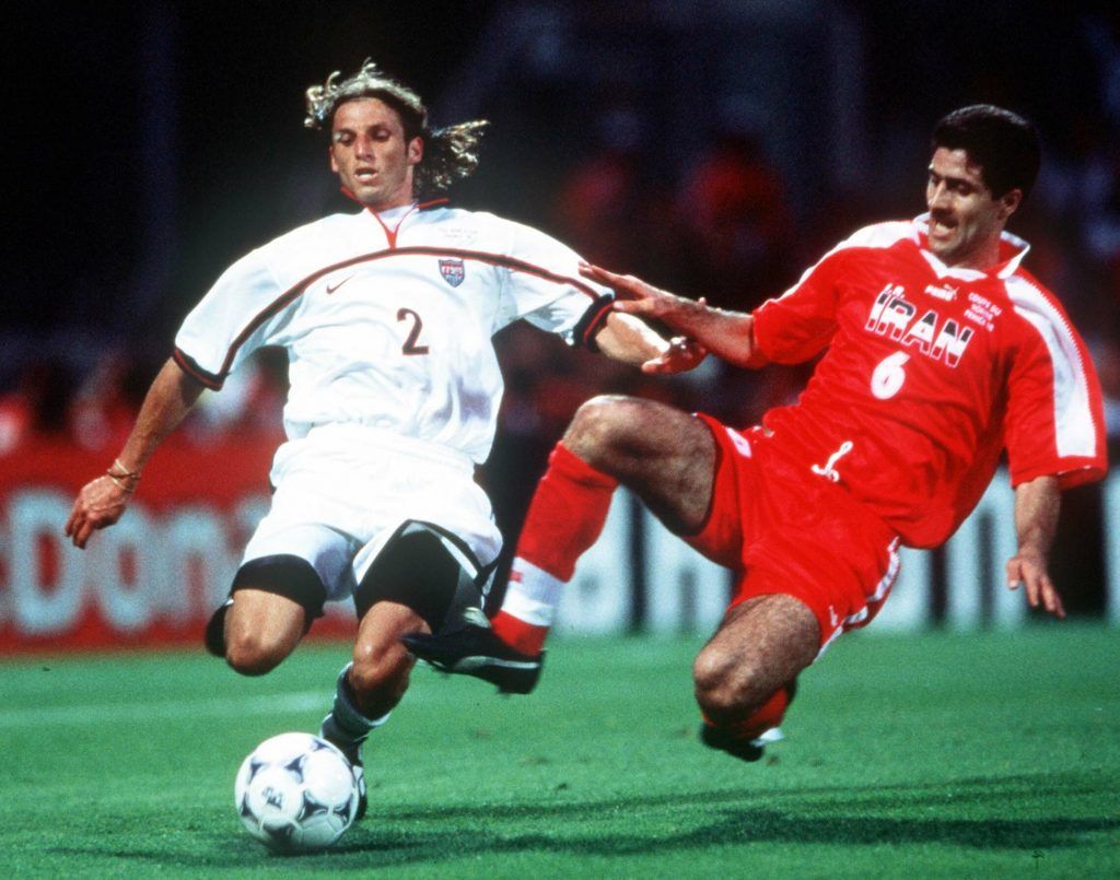 Francja 1998. Mecz USA - Iran budził obawy. Piłkarze stanęli jednak ponad polityką. źródło: https://twitter.com/FIFAcom