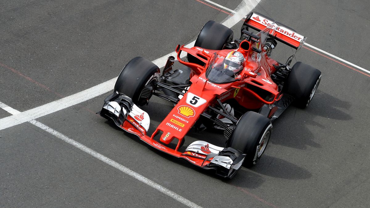szyba ochronna w samochodzie Sebastiana Vettela