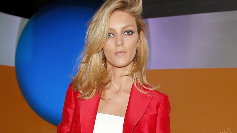 spodnie czerwone, top krótki, bluzka biała, bluzka krótka, żakiet czerwony, sylwetka, brzuch, Anja Rubik