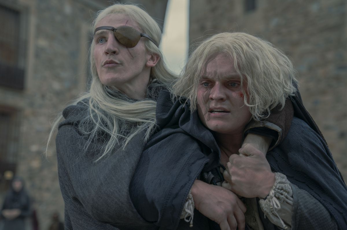 Tom Glynn-Carney i Ewan Mitchell w serialu "Ród Smoka" HBO
