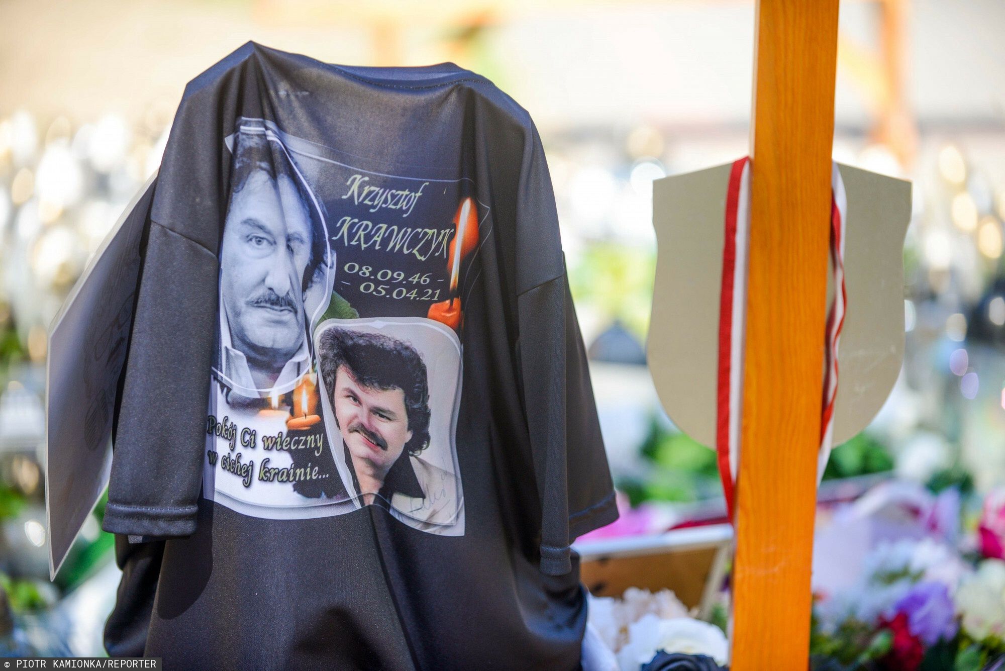 Grób Krzysztofa Krawczyka w Grotnikach koło Łodzi miesiąc po pogrzebie wokalisty. Fani palą znicze i zostawiają zdjęcia oraz listy