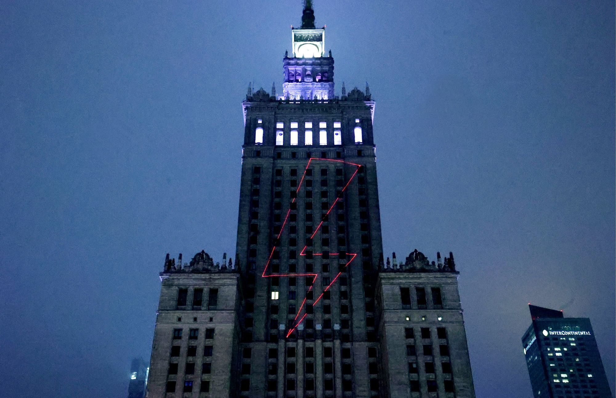 Strajk Kobiet: Na PKiN wyświetlono symbole protestu 4